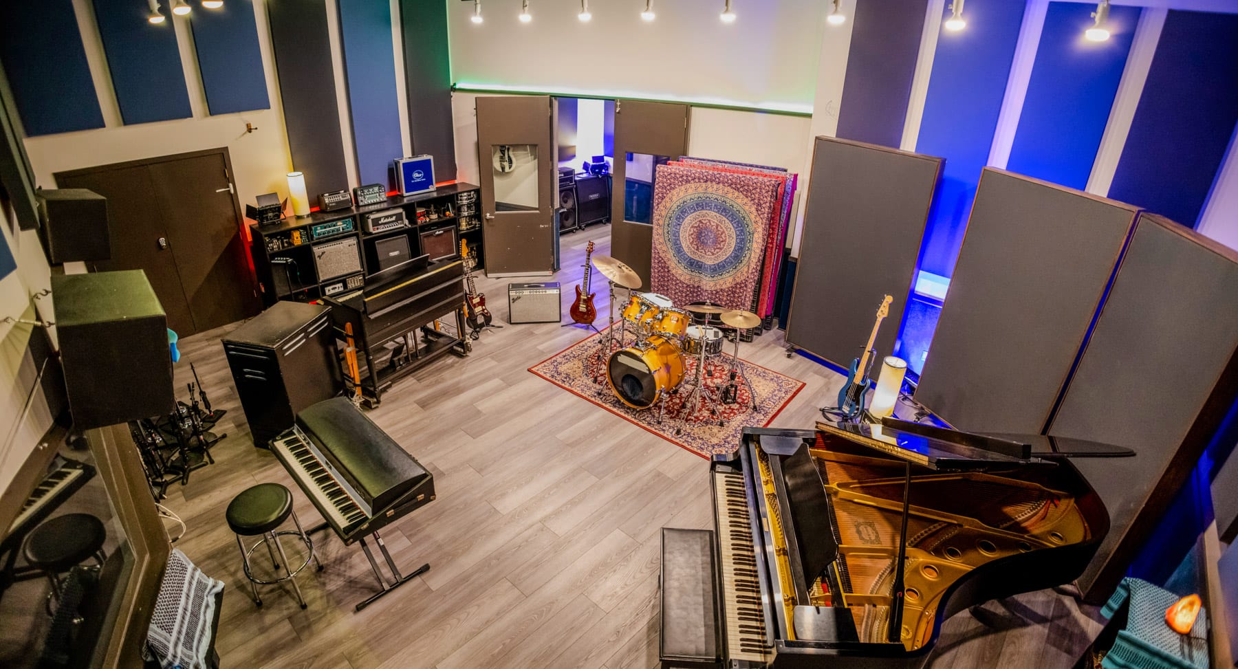 Clear Lake live room
